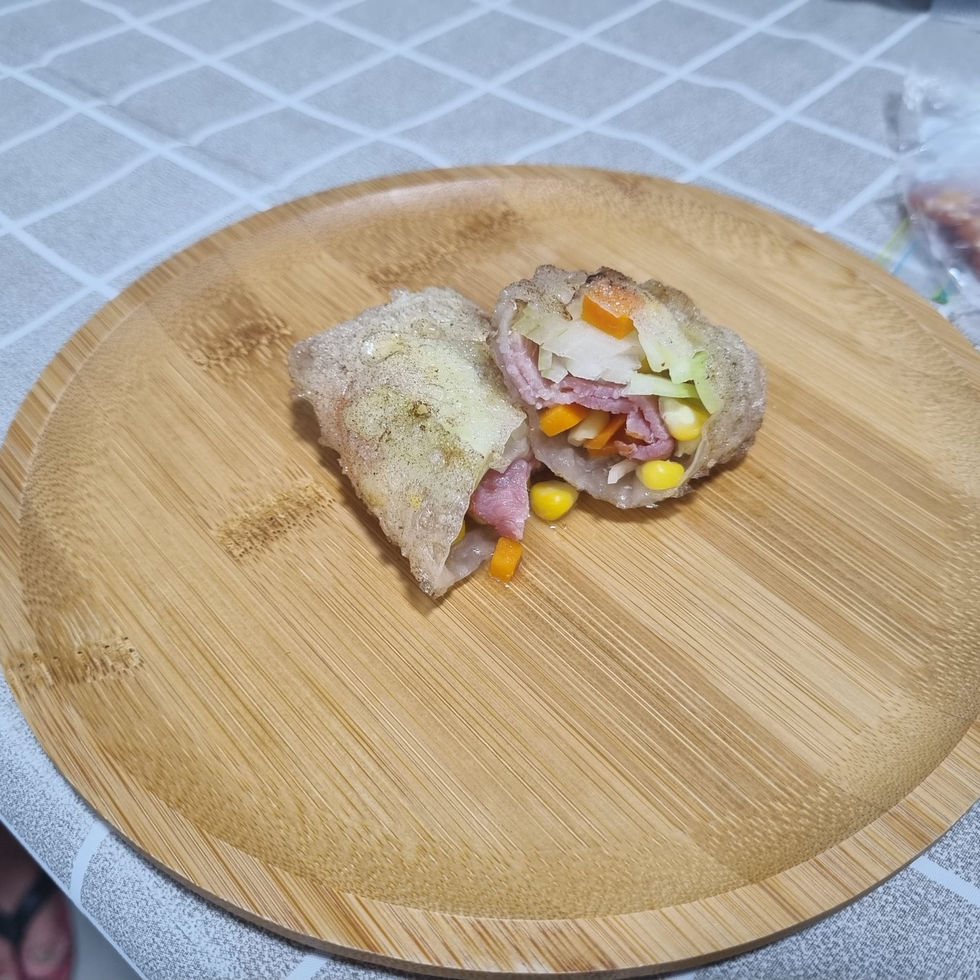 Pan-sear rice paper wrap with bacon, lettuces, corns and carrots
