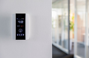 Räumbediengerät an Wand, Büroflur