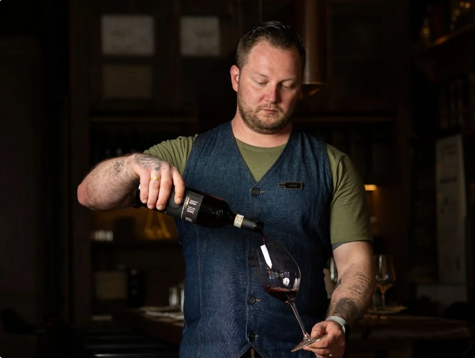 Gustavo Buske conquistou o tricampeonato como Melhor Sommelier do Rio Grande do Sul, levando o título nos concursos de 2022, 2023 e 2026