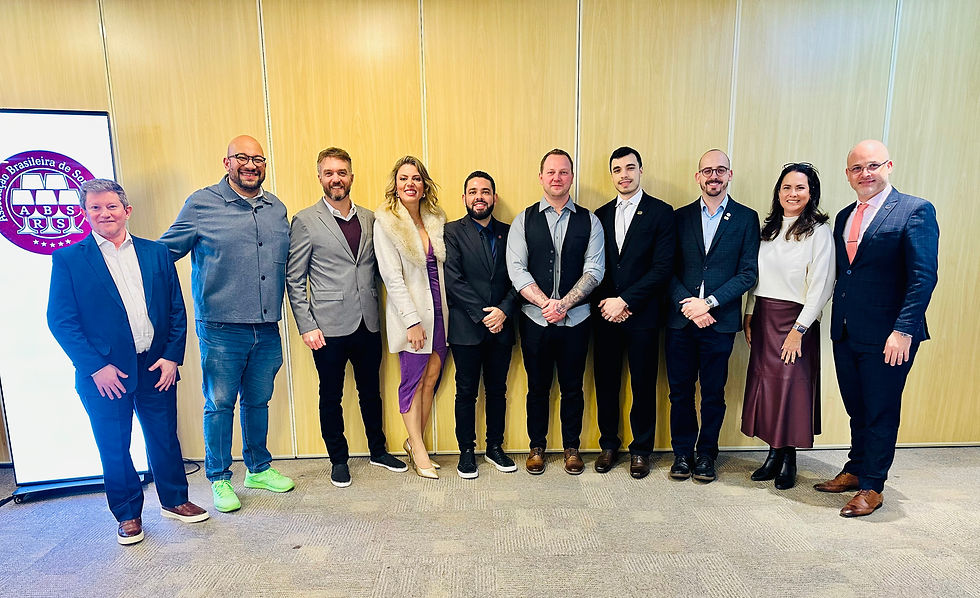 Gustavo Buske (ao centro), vencedor da prova está ladeado por Lucas Uliana (dir.), Marcelo dos Santos (esq.) e os professores e diretores da ABS-RS. A partir da esquerda: Marcos Graciani, Vinicius Santiago, Mauricio Roloff, Caroline Dani, Bruno Sias (vencedor 2024), Martha Caus e Júlio César Kunz.