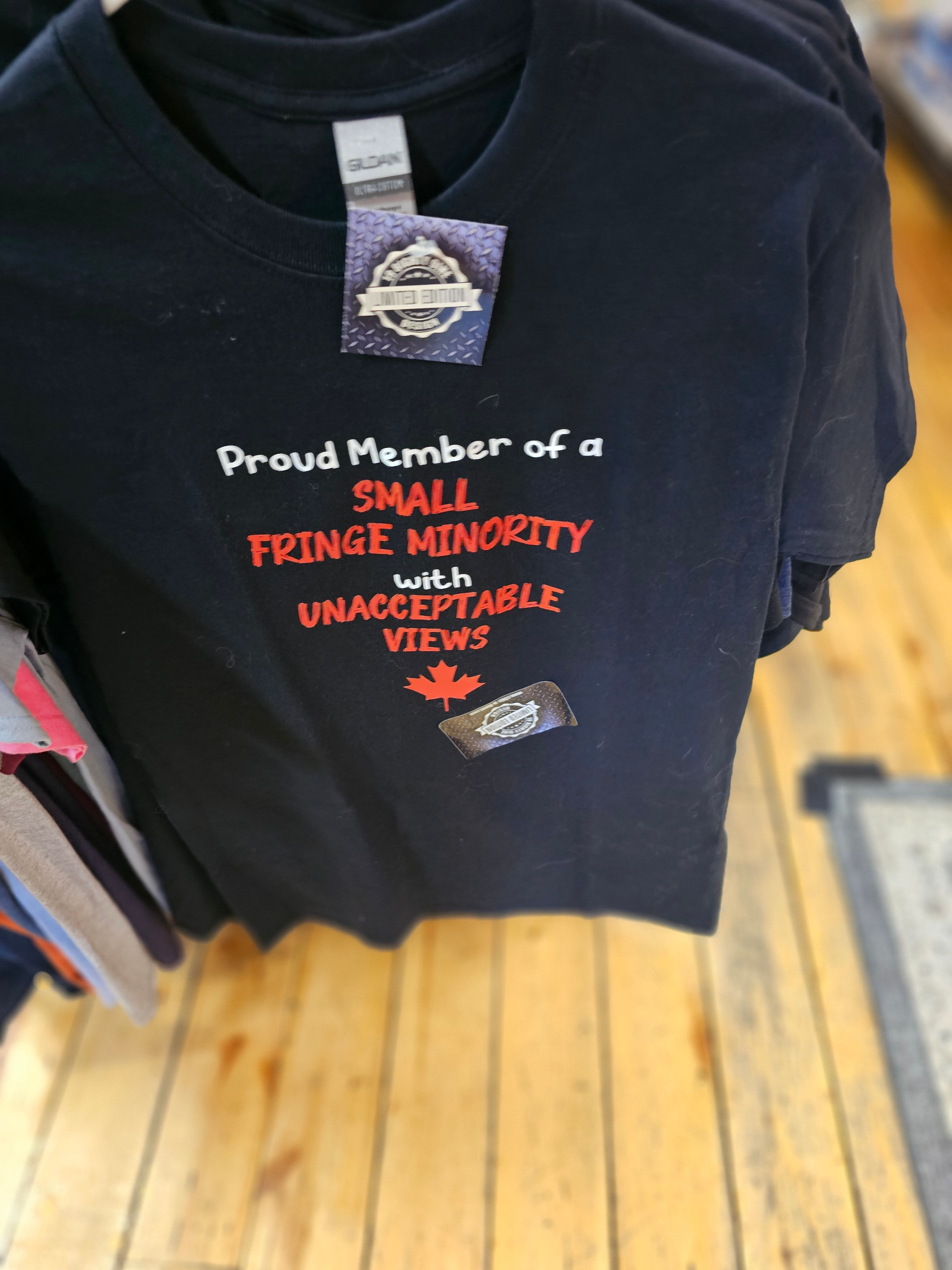 Fringe minority tee size med