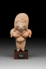Seisova naishahmo / Stående kvinnofigur / Standing female figure