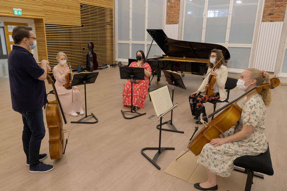 1. A. 3V8A4153 Cellist Marko Ylönen opening a master class.jpg