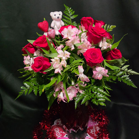 Flower bouquet with red and pink roses.