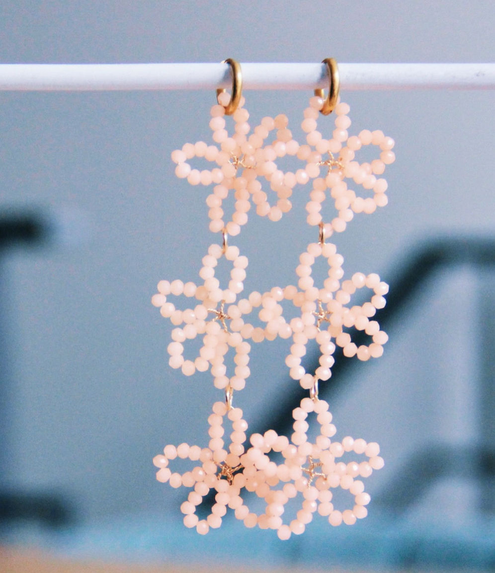 Facet flower statement oorbel – zalm/goud – 