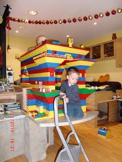 André Hüller spielt mit seinen SöhnenAndy und Chris Lego Duplo