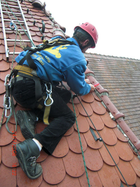 Dacharbeit ohne Gerüst Dresden, Dachsteiger, Dachschaden, Bergsteiger, Dachreparatur, Dachrinnenreinigung, Dach reparieren, Dachdecker, Höhenarbeit, Industriekletterer, Dachkletterer, Radebeul, Freital