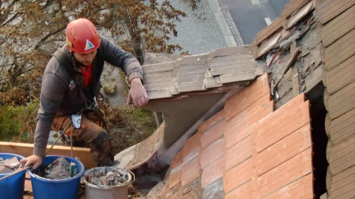 Dacharbeit ohne Gerüst Dresden, Dachsteiger, Dachschaden, Bergsteiger, Dachreparatur, Dachrinnenreinigung, Dach reparieren, Dachdecker, Höhenarbeit, Industriekletterer, Dachkletterer, Radebeul, Freital
