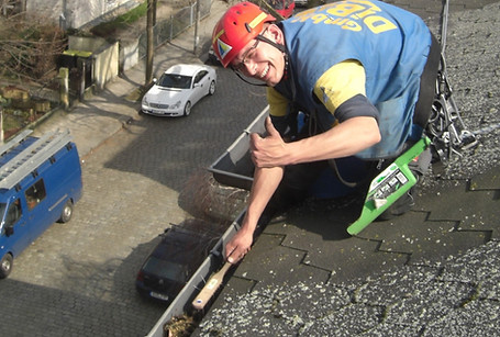 Dachrinnenreinigung Dresden, Dachsteiger, Dachschaden, Bergsteiger, Dachreparatur, Dacharbeit ohne Gerüst, Dach reparieren, Dachdecker, Höhenarbeit, Industriekletterer, Dachkletterer, Radebeul, Freital