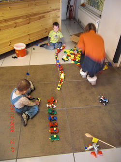 André Hüller spielt mit seinen SöhnenAndy und Chris Lego Duplo