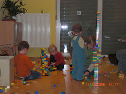 André Hüller spielt mit seinen SöhnenAndy und Chris Lego Duplo