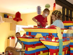 André Hüller spielt mit seinen SöhnenAndy und Chris Lego Duplo