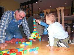 André Hüller spielt mit seinen SöhnenAndy und Chris Lego Duplo