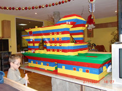 André Hüller spielt mit seinen SöhnenAndy und Chris Lego Duplo