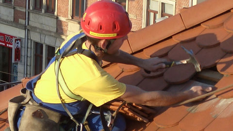Dacharbeit ohne Gerüst Dresden, Dachsteiger, Dachschaden, Dachreparatur, Dachrinnenreinigung, Bergsteiger, Dachdecker, Dachkletterer, Dach reparieren, Höhenarbeit, Industriekletterer, Freital, Radebeul
