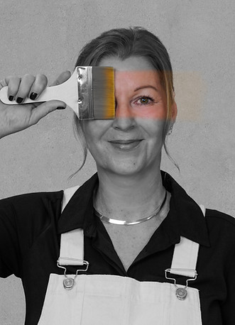 Anett mit Pinsel