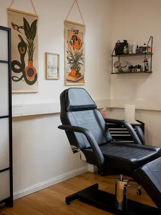 Arbeitsplatz eines Tätowierers in einem Tattoo Studio in Leipzig