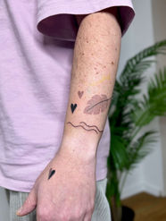 Handpoke Tattoo geometrische Formen und Blatt auf einem Arm