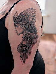 Tattoo einer Frau mit Kopfschmuck im black and grey Realistic Stil