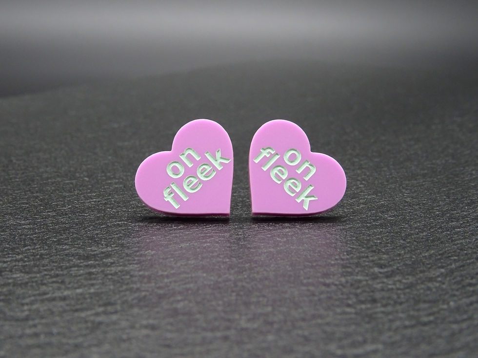 Mini Heart ON FLEEK violet - close up, Ricardo Style, acrylic jewellery