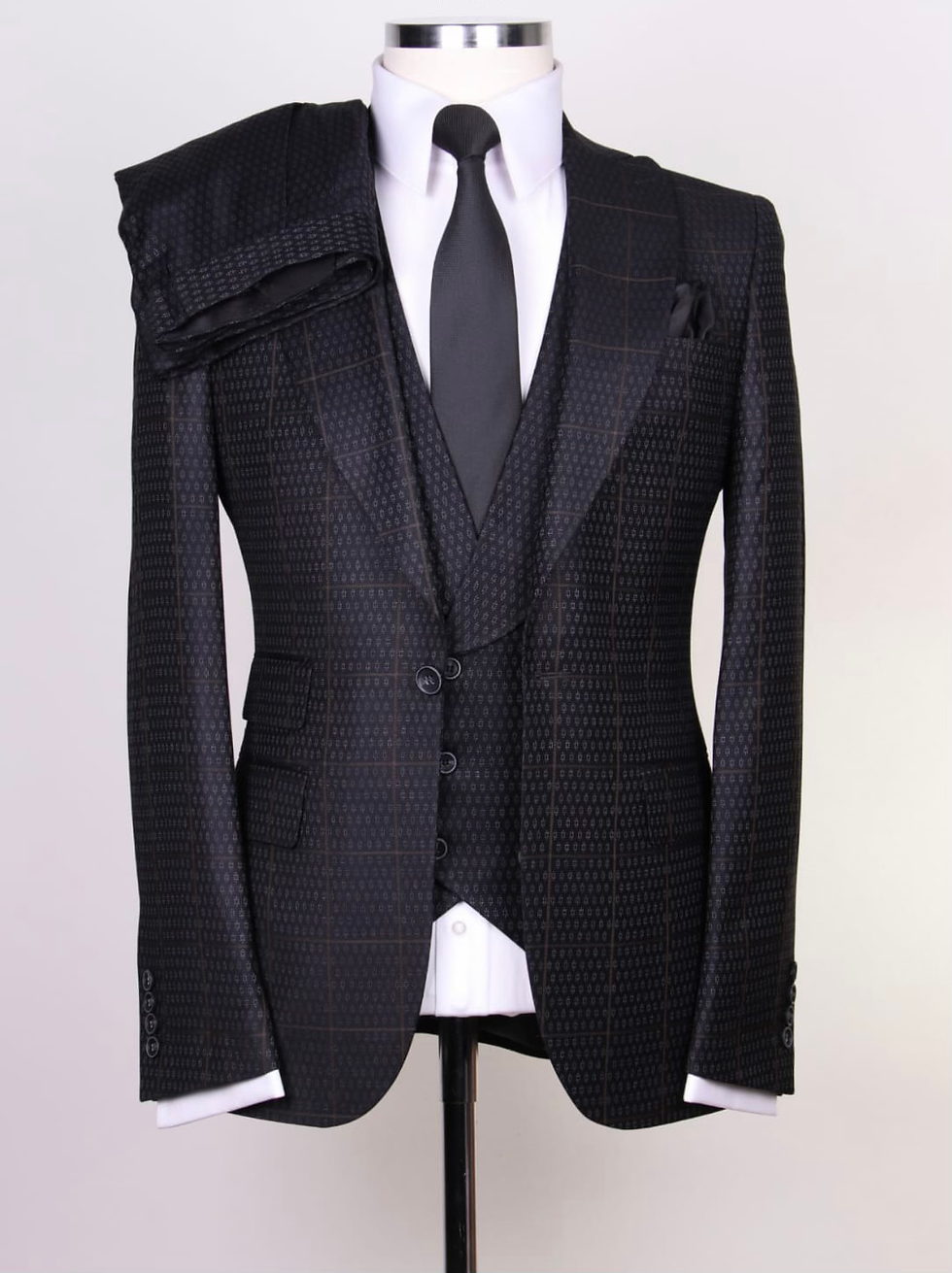 Thumbnail: V12 Italian Design 3 pc Patterned Suit - Peak Lapel