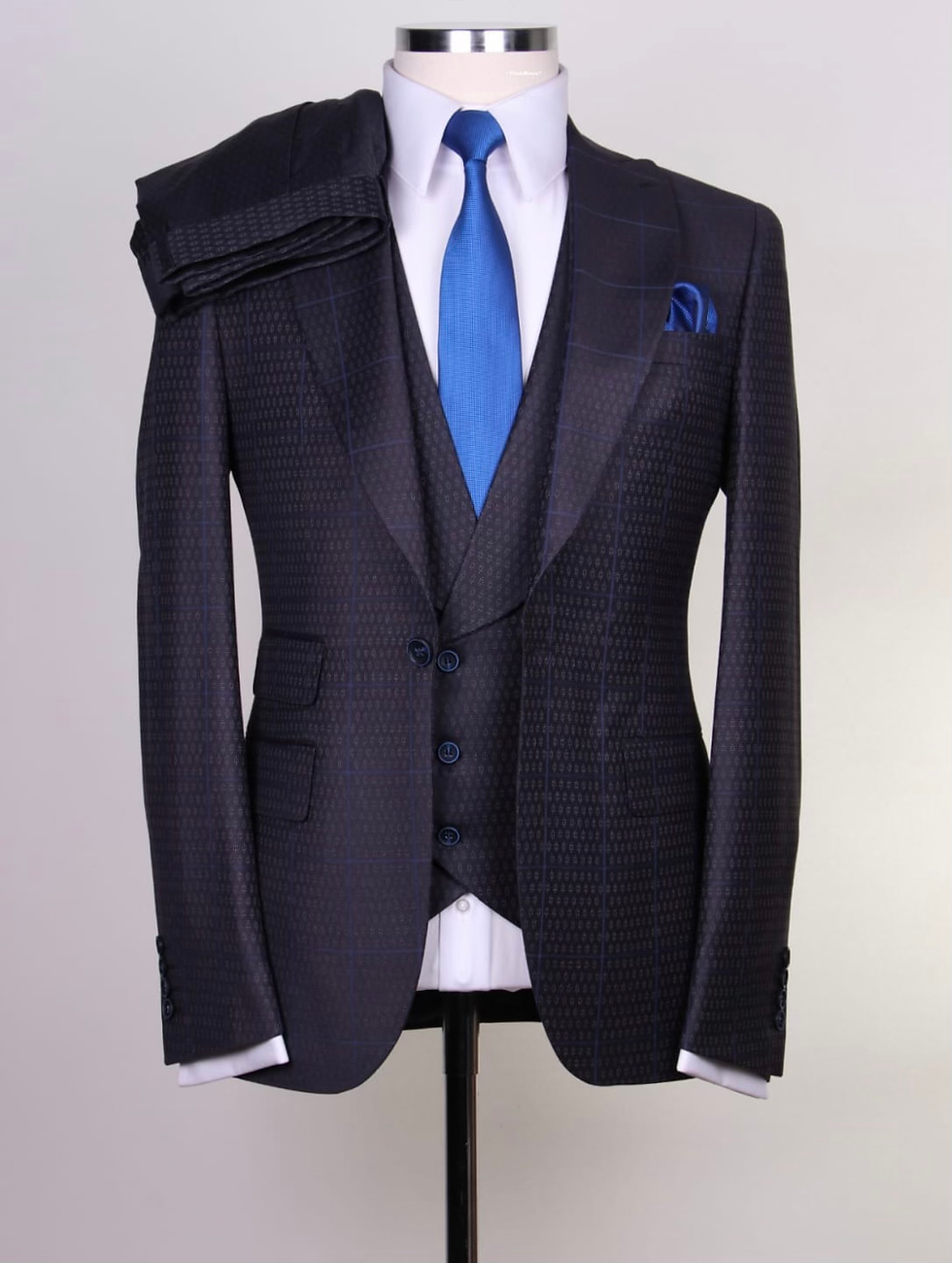 Thumbnail: V12 Italian Design 3 pc Patterned Suit - Peak Lapel