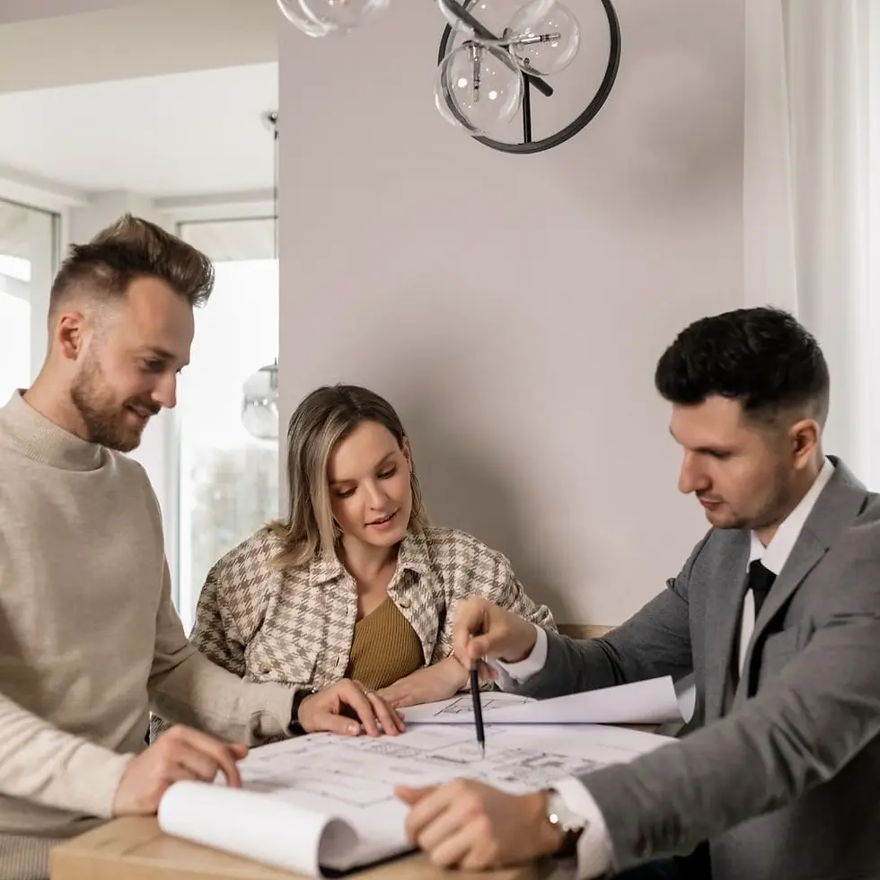 un uomo e una donna con l'agente immobiliare che gli sta vendendo casa