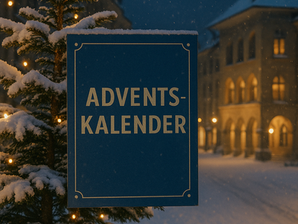 Winterliches Szenenbild mit einem verschneiten Tannenbaum und warmen Lichterketten, daneben ein blaues Schild mit der Aufschrift „Adventskalender“, im Hintergrund historische Gebäude einer winterlichen Altstadt mit warm beleuchteten Fenstern.