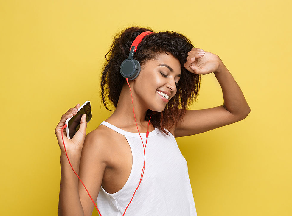 Mulher se divertindo ouvindo música