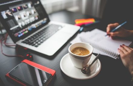 Funcionário anotando as tarefas para inicar o trabalho em home office