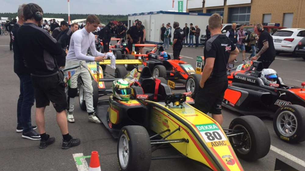 Jeder Handgriff sitzt perfekt: Unter den Augen seiner Mechaniker bereitet sich Andreas Estner (im weißen Rennanzug) auf den Start des Formel 4-Rennens am Lausitzring vor. © KN