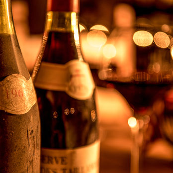 Edler Rotwein aus dem Weinkeller