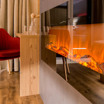 Künstlicher Kamin in der Kuschelsuite für gemütliche Abende