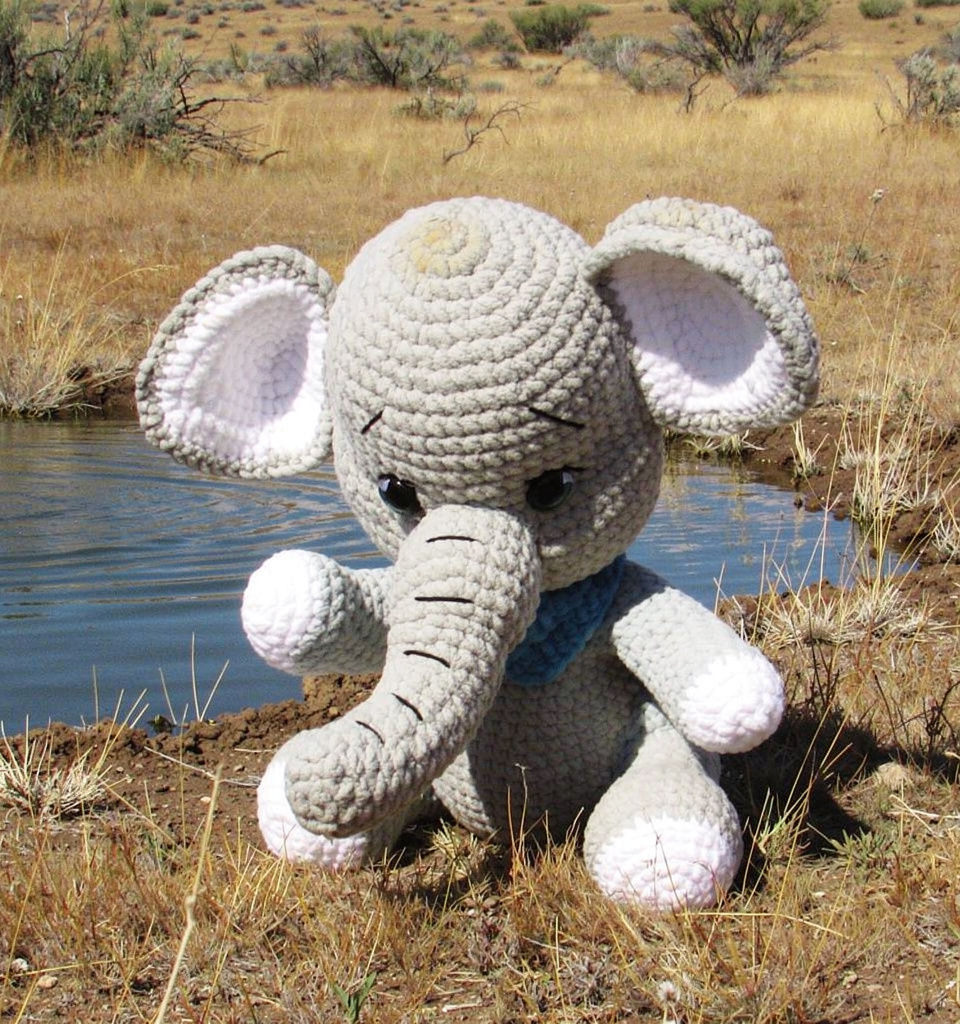 Eine bunte Auswahl an selbstgehäkelten Amigurumi-Figuren, darunter kleine Kuscheltiere und Fantasiewesen im Chibi-Stil