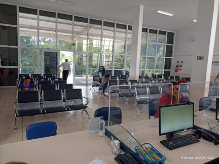 APÓS SEMANAS DE SUPERLOTAÇÃO HOJE O HOSPITAL DE MAIRIPORÃ
APARECE VAZIO.