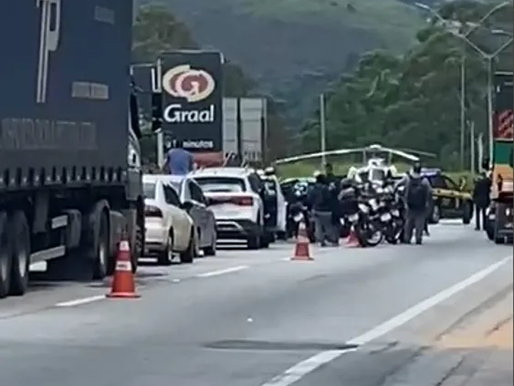 Acidente entre moto e uma carreta deixa vitima grave na Fernão Dias, em Mairiporã.