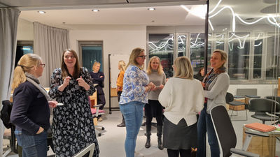 Jenny Gresshoff vom Strive Magazine hält inspirierenden Impulsvortrag beim Workplace Women Network Event in Hamburg - Austausch & Networking nach dem Impuls