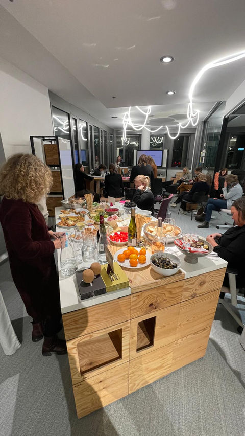Beruflicher Austausch unter Frauen beim inspirierenden Netzwerkabend