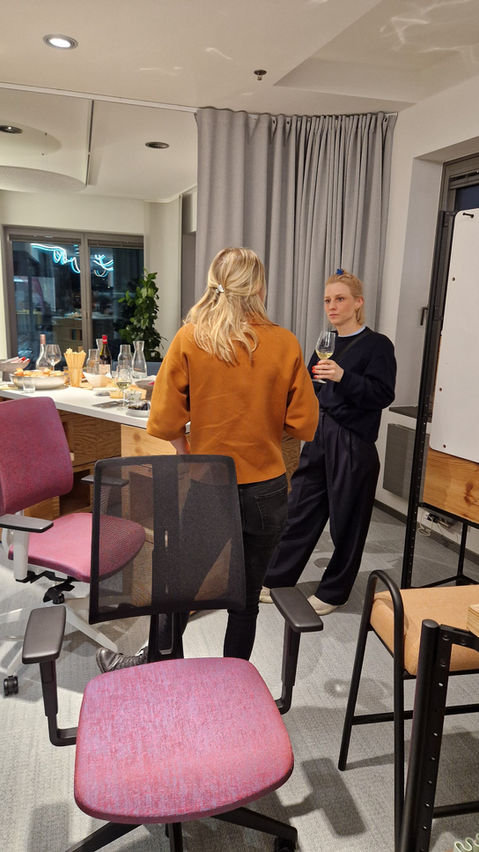 Jenny Gresshoff vom Strive Magazine hält inspirierenden Impulsvortrag beim Workplace Women Network Event in Hamburg - Austausch & Networking nach dem Impuls