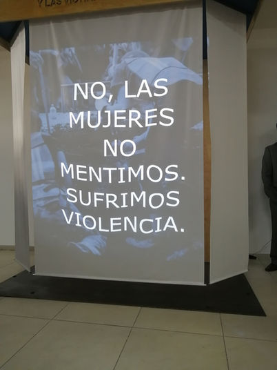 Testimonios proyectados en el Memorial.