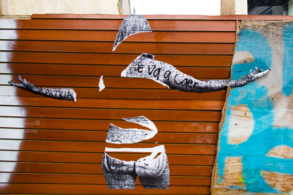 Paste-up de La Ley rasgado. 