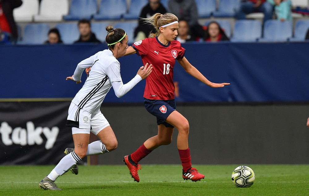 Tereza SZEWIECZKOVÁ, hráčka pražské Slavie, je stabilním článkem české ženské fotbalové reprezentace.