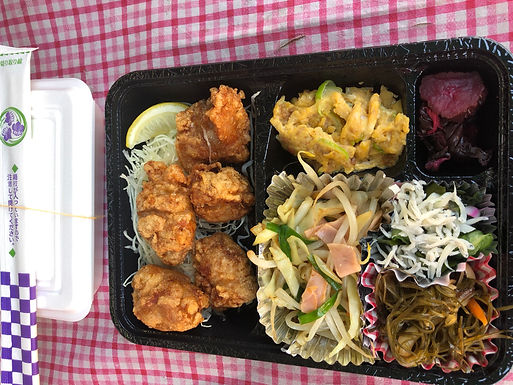 豚生姜焼き 焼きサバ
豚の竜田焼き 焼きサンマ開き
牛肉味付け焼 焼きシャケ
トンカツ 赤魚鯛粕漬焼き
鳥の唐揚げ 肉野菜炒め
カキフライ 豚キャベツ味噌炒め
ハンバーグ カツカレー
全てのメニューにライスが別に付き
中580円 大630円 小530円
ライス無し500円