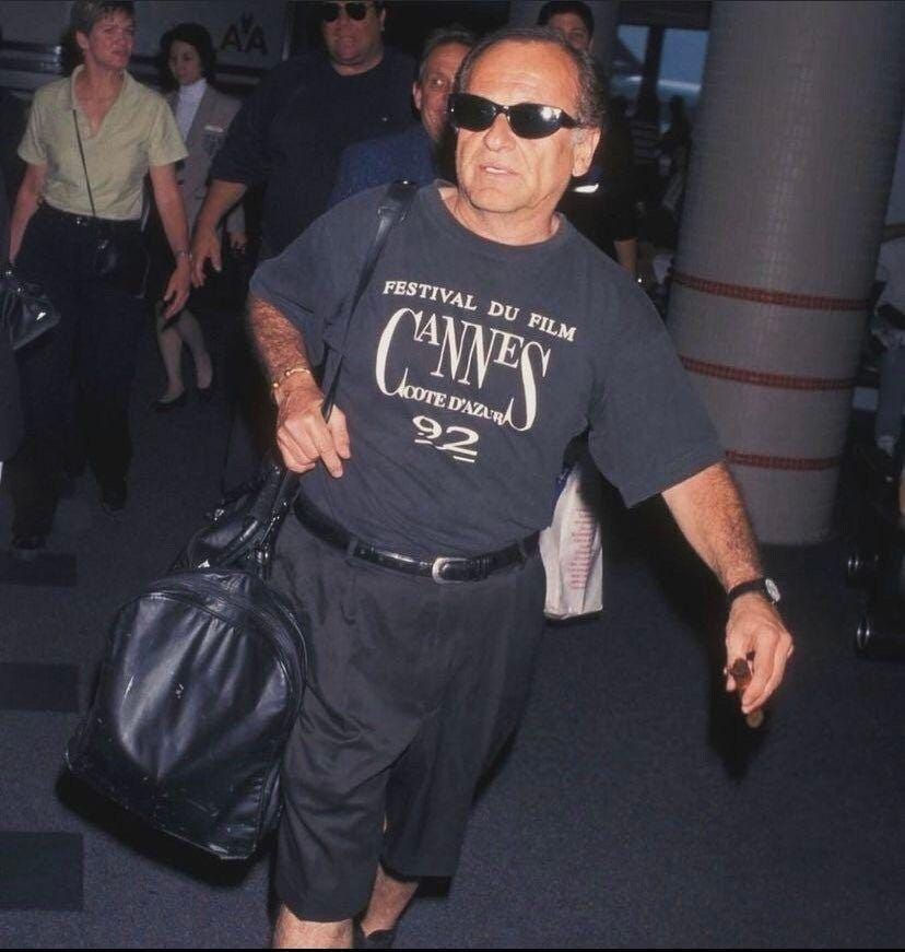 Joe Pesci at the airport wearing a Cannes Film Festival 1992 t-shirt — Festival du Film Cannes Cote d'Azur