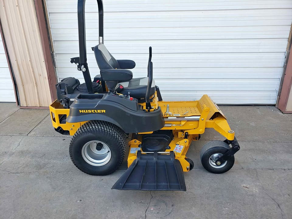 2016 Hustler fastrak sdx.jpg