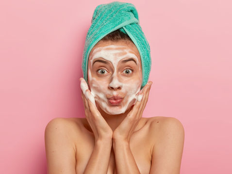 Pollution, sébum, impuretés ? Le Savon Nettoyant Peau Nette Solis Naturae purifie, assainit et équilibre votre peau en douceur. Découvrez son pouvoir naturel !