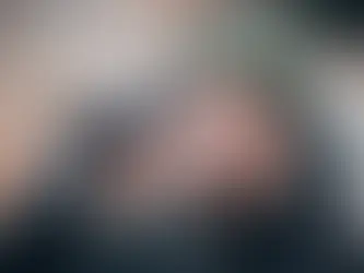 Eine Jägerin blickt durch eine Wärmebildkamera