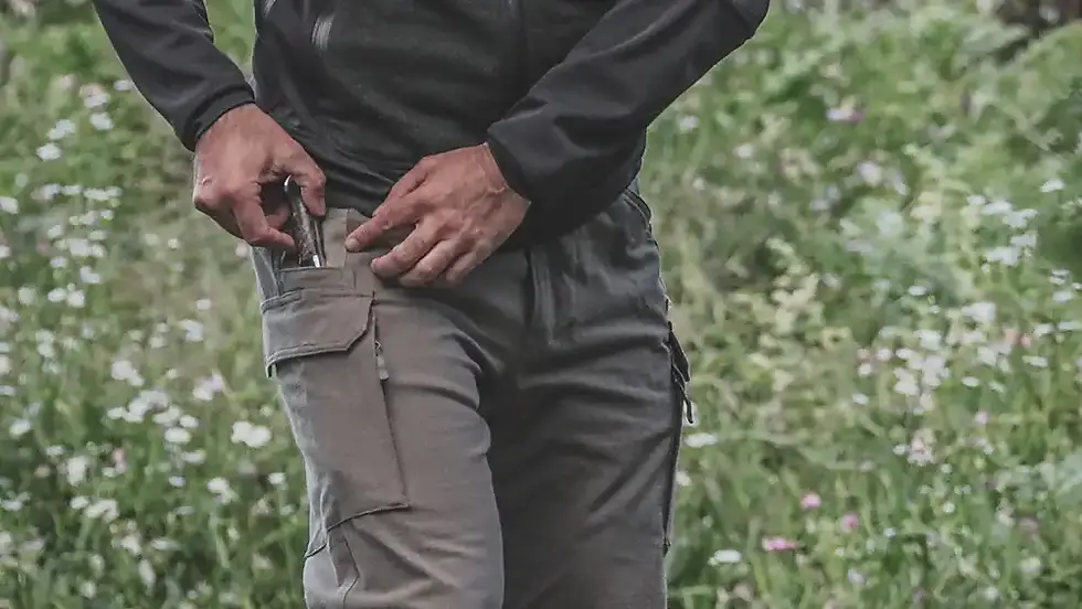 Besonders praktisch ist, dass man per Reißverschluss direkten Zugriff in die Oberschenkeltaschen hat, besonders gut gelöst, wenn man auf dem Hochsitz oder im Jagdauto sitzt.
