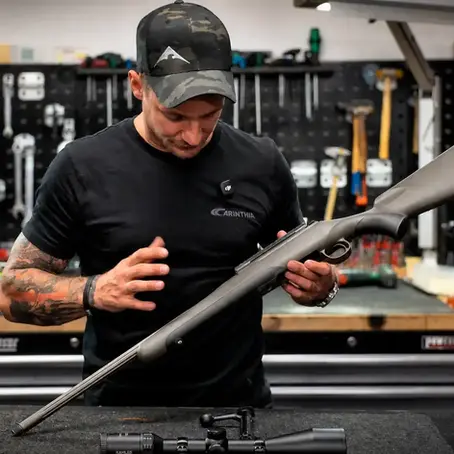 Büchsenmacher mit Mauser M18 Extreme
