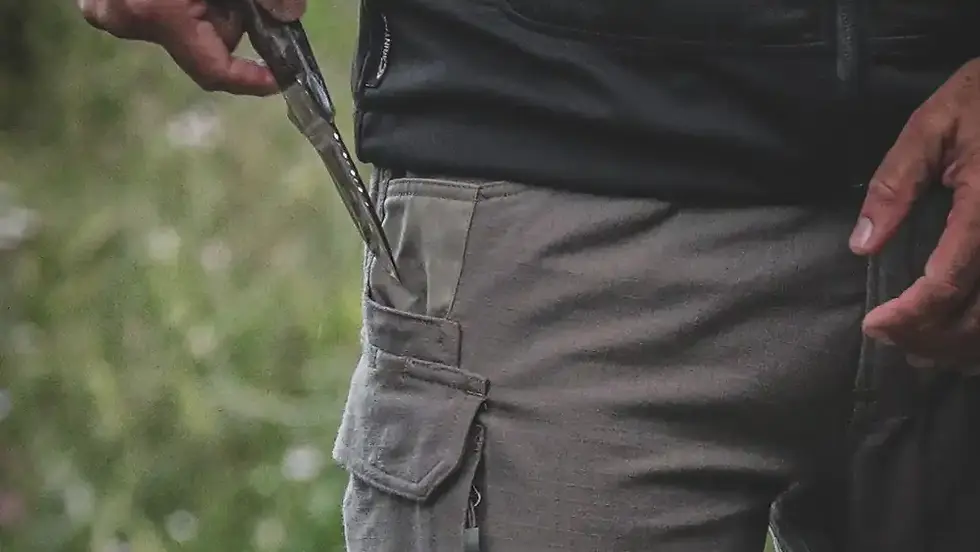 Besonders gut gelöst ist die kleine integrierte Tasche fürs Jagdmesser.